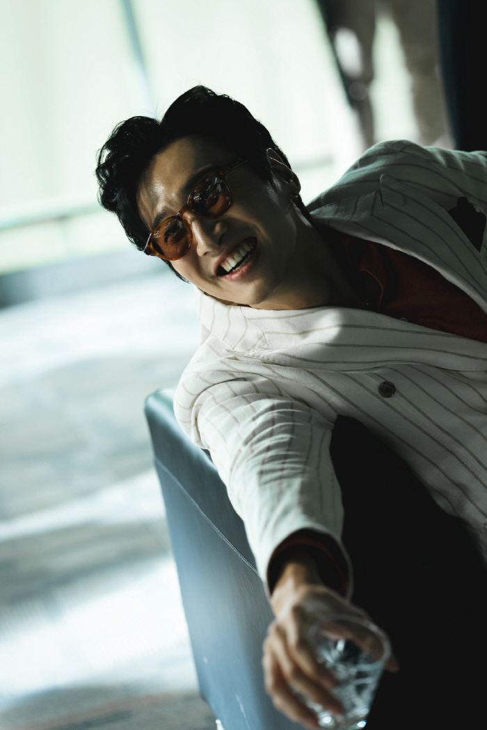 Lee Kwang-soo Draws Praise for His Menacing Performance in 'The Manipulated'