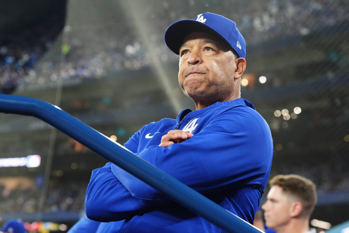 Don't just look at the results! It's not touching, right? Coach LAD Roberts Reasons for Zero Votes in Coach of the Year Award despite 2 consecutive World Series defeats