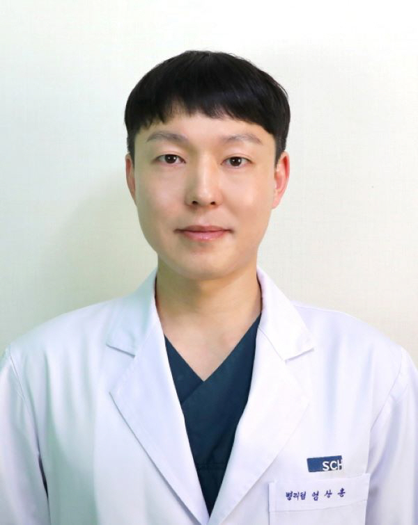 Eom Sang-hoon, pathologist at Soon Chun-hyang University Cheonan Hospital, senior in the nation for the qualification test as a clinical pathologist specializing in genetics