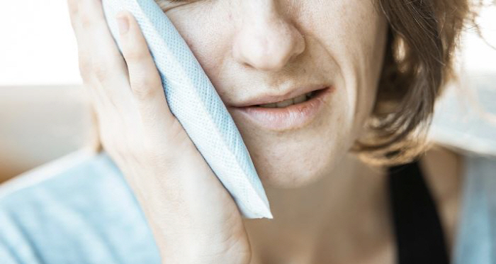 Hidden lower jaw wisdom tooth, when should I take it out?