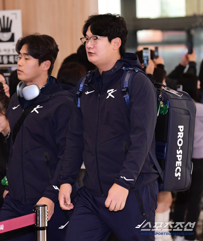 I taught myself when I was in middle school. He also has a one-on-one interview with a Japanese reporter in Japanese. Kim Seohyun's New Look Found