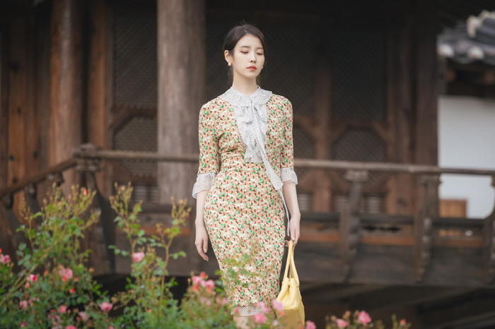 It's a drama that's so obvious..IU ♥ Byun Woo-seok reveals his first still from the 21st century