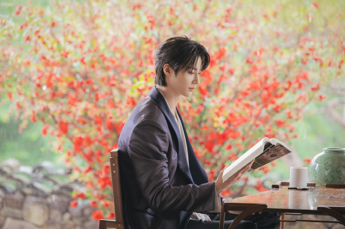 It's a drama that's so obvious..IU ♥ Byun Woo-seok reveals his first still from the 21st century