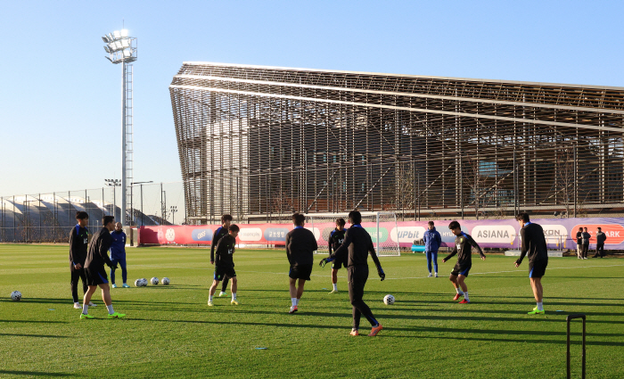  Hong Myung-bo, 22,206 spectators against Paraguay. We need to do better