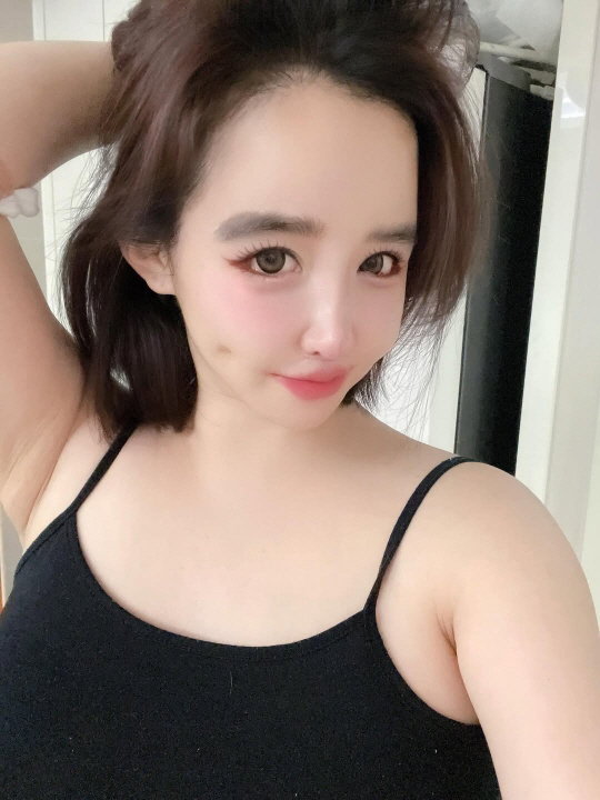 Park Bom also removed her heavy makeup after refuting her emotional anxiety..To celebrate today