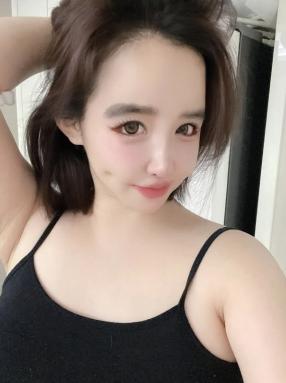 Park Bom opens evidence of emotional stability...Unveiling your bare face with your lips removed. 