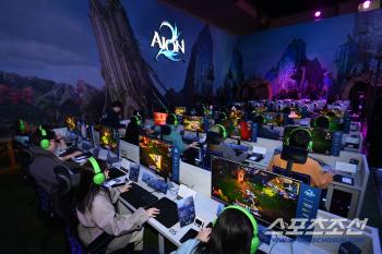  G-Star 2025 Opens, Game-Enjoying Visitors