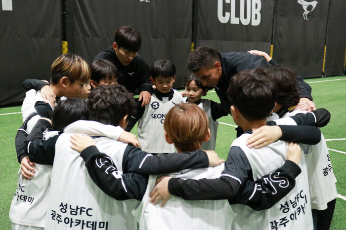 Seongnam FC hosts a special soccer clinic for youth players at the academy outside the government office