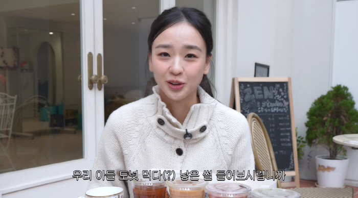 Son Yeon-jae was eating 5 donuts each, and his son gave birth early, and his stomach cramps came