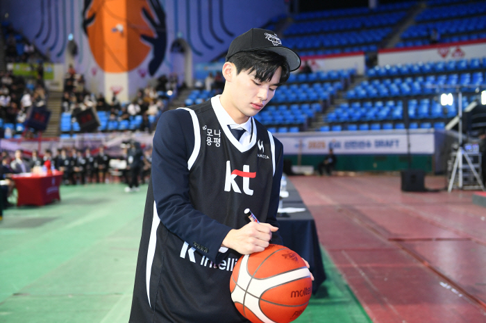 First-choice brothers born in KBL history, Moon Yoo-hyun joins the articles of association without any unexpected incident...Kang Eul-jun → Director Kang Dong-hee's son was also selected (Roundup)