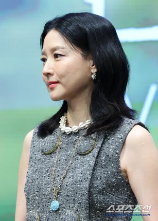 Lee Young-ae Donates 10 Million Won to Aid Thai Student Hospitalized in Korea