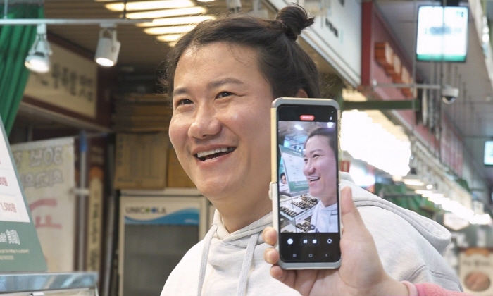 Lim Woo-il, you succeeded. Open your wallet after opening the Hangang View House. I'll buy it for you. (Na Hon-san)