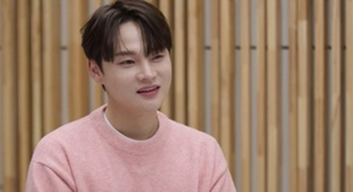 'Living Man' Park Seo-jin shed tears as he recalled his first fan meeting 13 years ago…I'm touched by 60,000 fandom