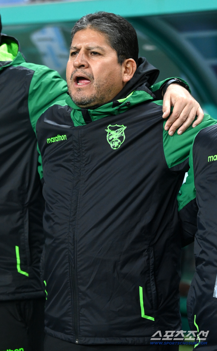 Bolivian coach felt the power of Korea after a free kick