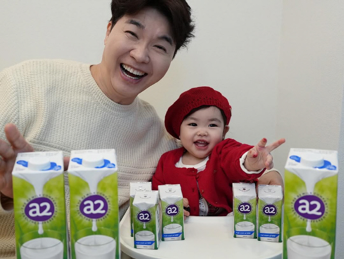 Park Soo-hong's 12-month-old daughter, Jae-i, is already a lucky girl. The advertising industry has already started drinking milk