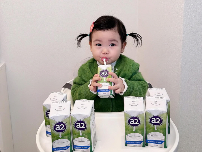 Park Soo-hong's 12-month-old daughter, Jae-i, is already a lucky girl. The advertising industry has already started drinking milk