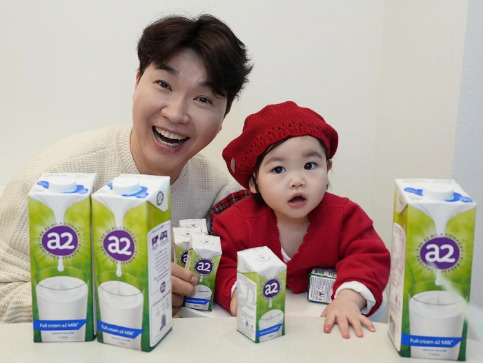 Park Soo-hong's 12-month-old daughter, Jae-i, is already a lucky girl. The advertising industry has already started drinking milk