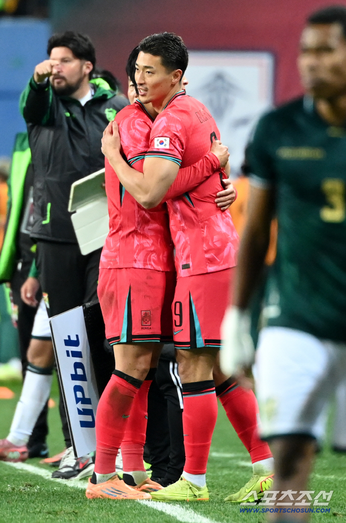  Cho Kyu-sung hugs Son Heung-min and puts in the game