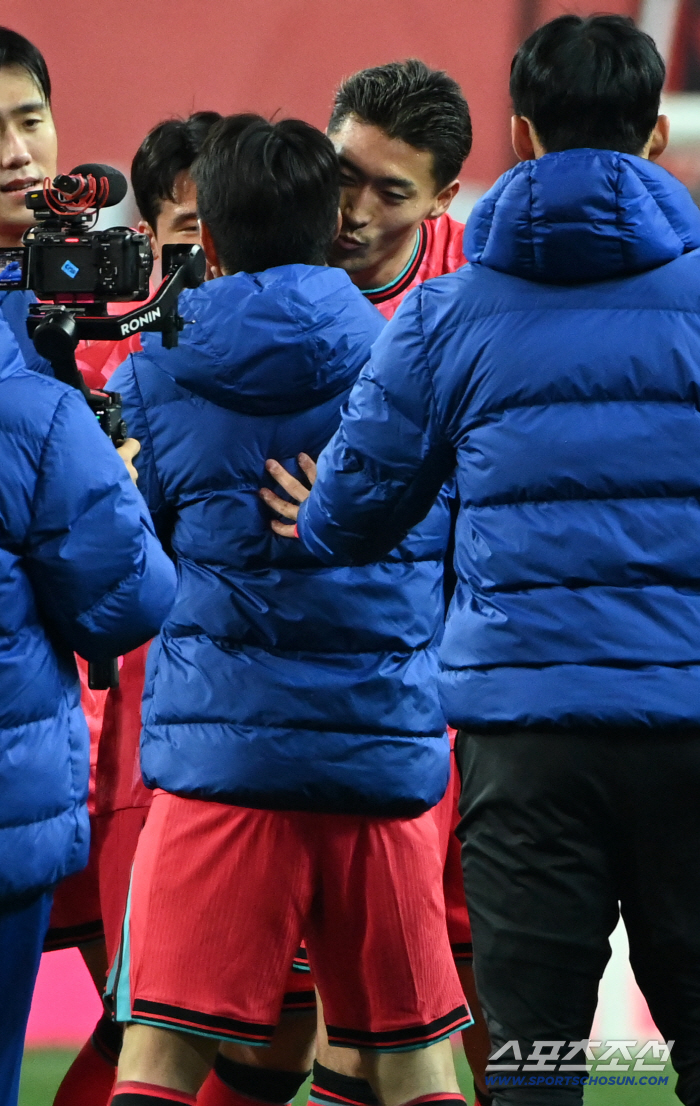  Cho Kyu-sung kisses Lee Kang-in on the cheek