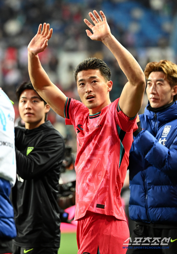  Cho Kyu Sung saying hello to his fans