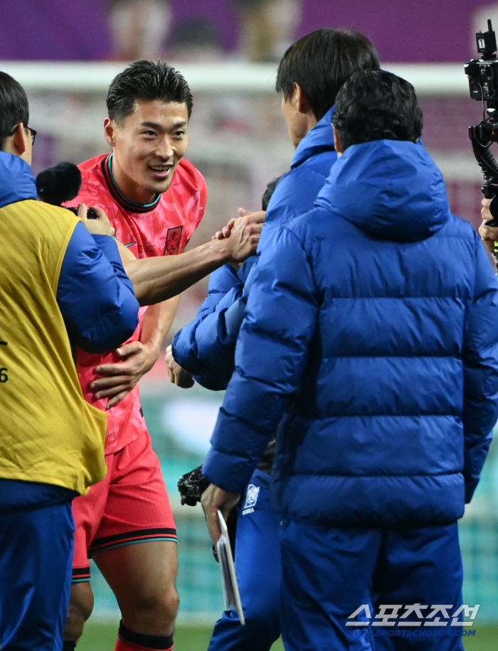  Director Hong Myung-bo is impressed by Cho Kyu-sung's return goal