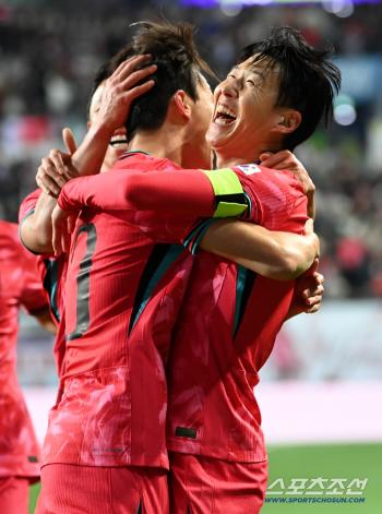  First goal Son Heung-min and Lee Jae-sung hug each other