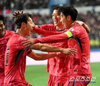  First goal Son Heung-min hugs Lee Jae-sung, who joined the Century Club