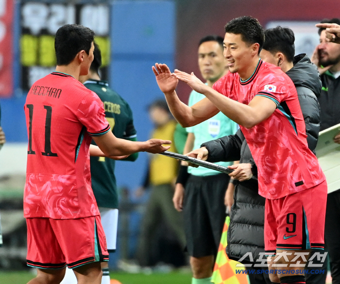  High-five with Cho Kyu-sung and Hwang Hee-chan