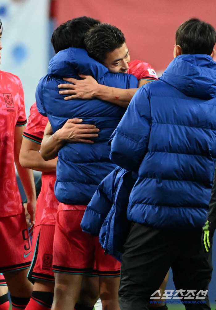  It's a happy Friday night for Cho Kyu-sung, who is hugged by Son Heung-min