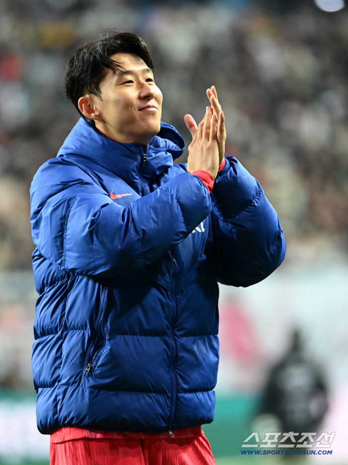  Son Heung-min greets his fans