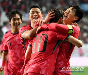  Son Heung-min hugs Lee Jae-sung, congratulations my friend!