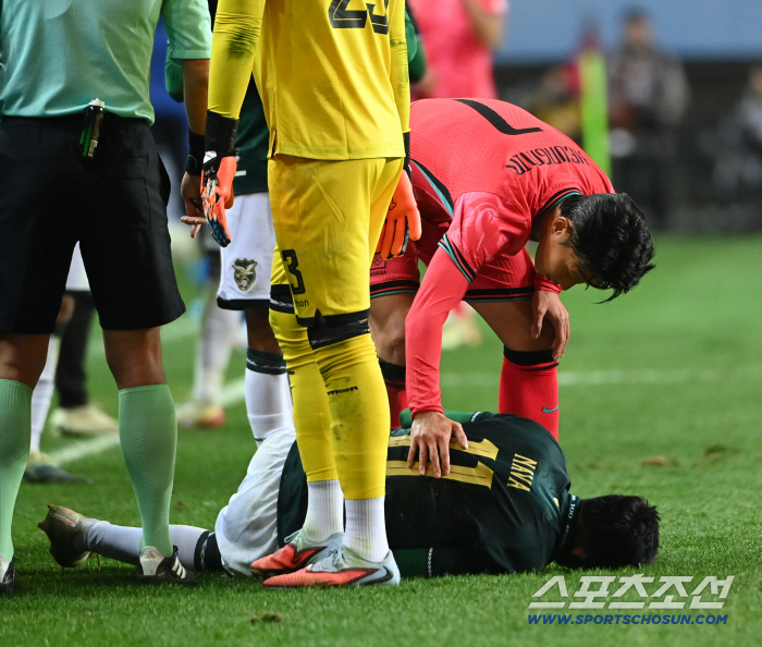  Son Heung-min, who is patting the fallen Nava