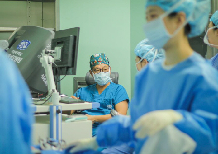 Single-hole robotic surgery for colon cancer, less bleeding and complications than single-hole laparoscopy