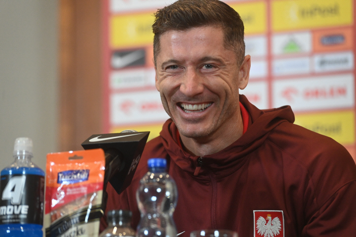 Son Heung-min couldn't be more excited than Son Heung-min, the birth of the greatest partner of all time? LAFC is interested in recruiting Lewandowski, the strongest player in the 21st century