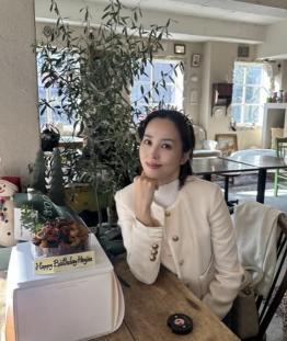 Thank you for the pretty picture of actress Hyejin's beauty in the neighborhood