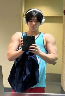 Yoon Hoo, a prestigious university student, is attractive as a man with a strong forearm with a stormy bulk horse