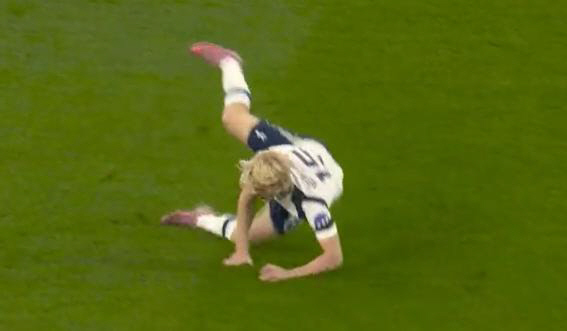 Head thump during the game! Fell down with a faltering → He got out of the national team...I've got a white flag after the concussion