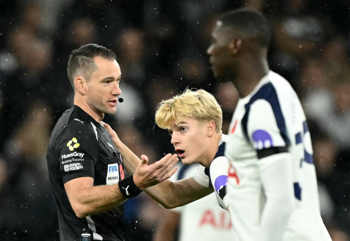 Head thump during the game! Fell down with a faltering → He got out of the national team...I've got a white flag after the concussion