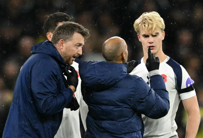 Head thump during the game! Fell down with a faltering → He got out of the national team...I've got a white flag after the concussion