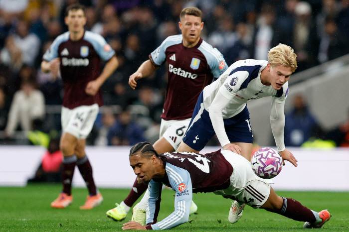 Head thump during the game! Fell down with a faltering → He got out of the national team...I've got a white flag after the concussion