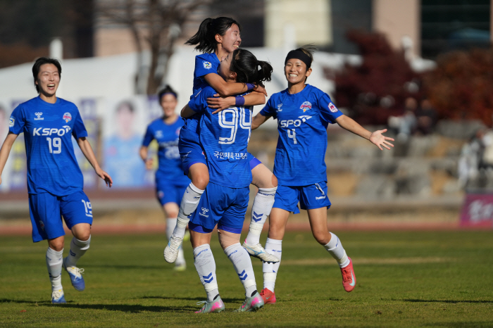 Hwacheon KSPO Women's Soccer Team wins the WK League for the first time in 14 years achieves the first treble in women's business football!