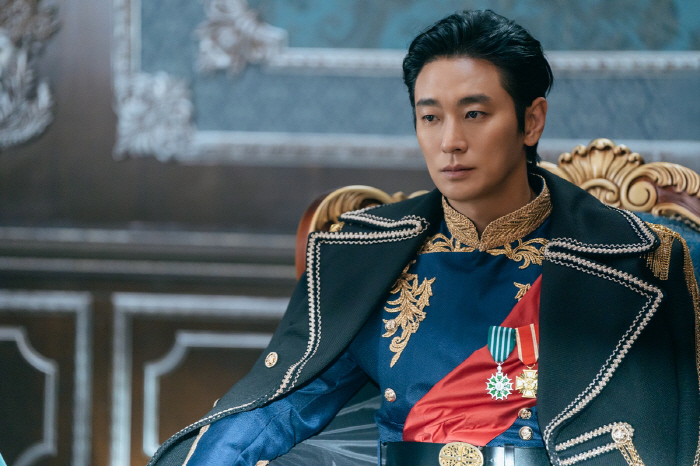 A Nazi medal in Jujihun's uniform..Empress Mary's manufacturer proceeds with the replacement of the image of misappropriation