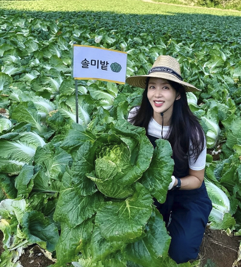 Park Solmi, farming is a big hit..A giant cabbage as big as a human being, is this for real?