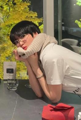 Song Hye-Kyo Shows Fresh Boyish Charm With Short Hair and Glasses