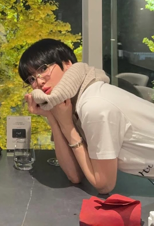 Song Hye-Kyo Shows Fresh Boyish Charm With Short Hair and Glasses