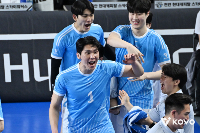 Apologizing, 5 consecutive wins 1st place, Jung Ji-seok is crazy...Korean Air Overcomes Hyundai Capital