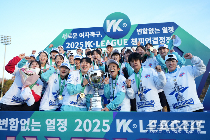 Hwacheon KSPO is thrilled to win for the first time in 14 years X First treble feat in female celebration! Absolute ace Choi Yoo-jung Champion 2nd round MVP
