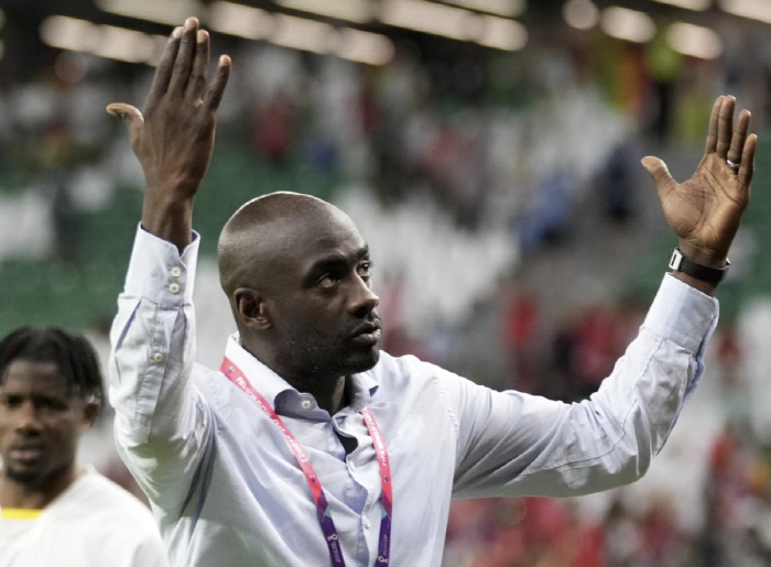 I'm so into Samurai Blue, but the coach apologized for the collision that smashed his ankle. Thank you