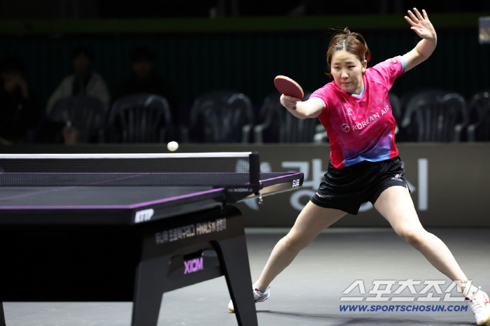 Lee Eun-hye of Paris Tuhon became the first champion of the professional table tennis final 女 singles!