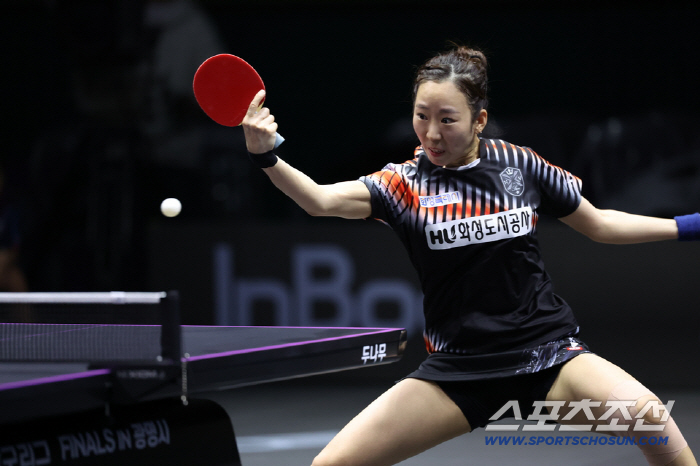 Lee Eun-hye of Paris Tuhon became the first champion of the professional table tennis final 女 singles!